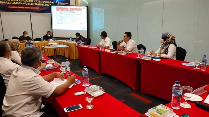 presentasi Badan Publik PPID Kota Pariaman  bersama  Sektretaris Daerah Kota Pariaman Ahmad Zakri, 